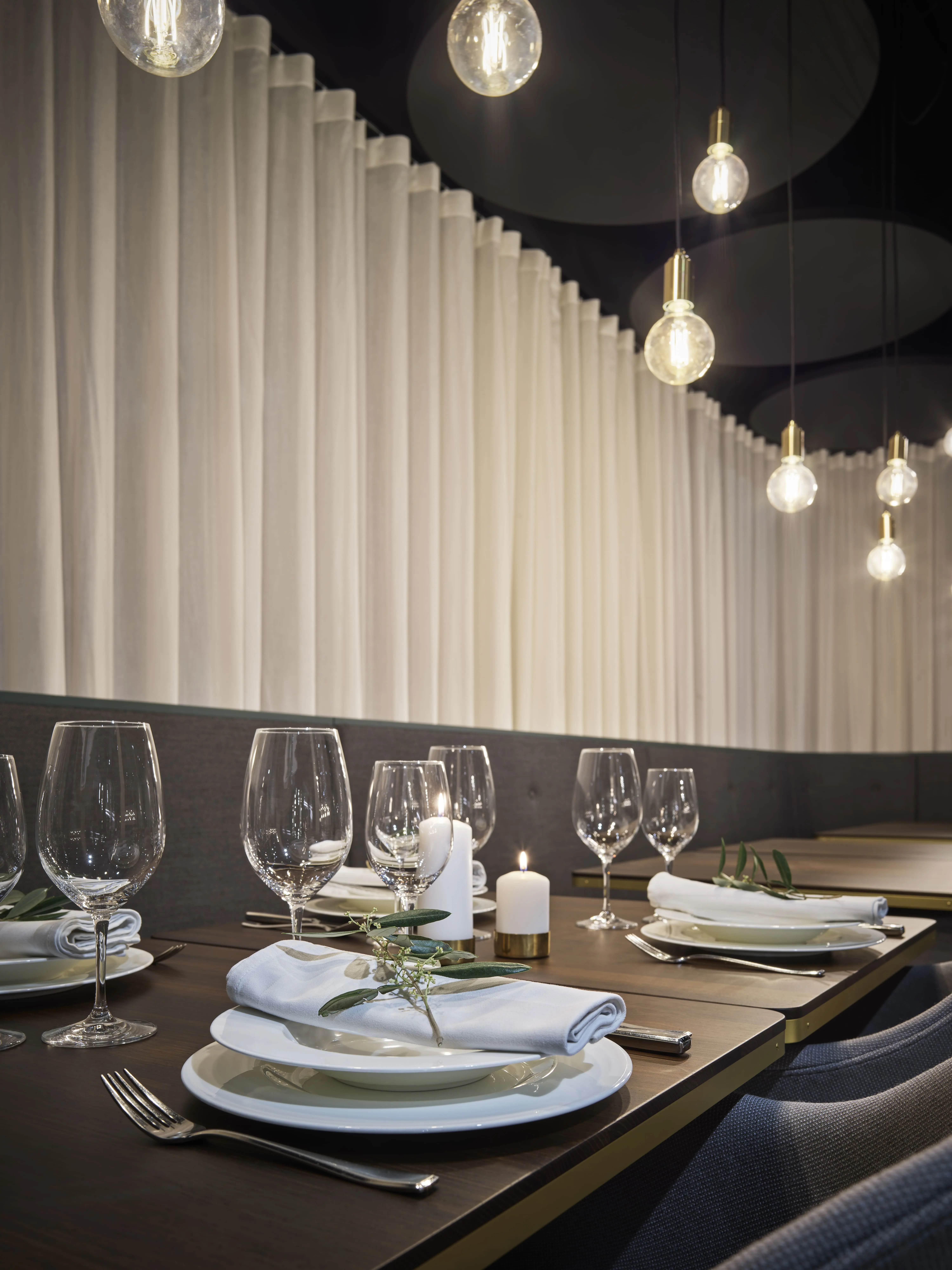 Gedeckter Tisch mit Weingläsern im gemütlichen Gastraum von Da Pepino Niederhasli