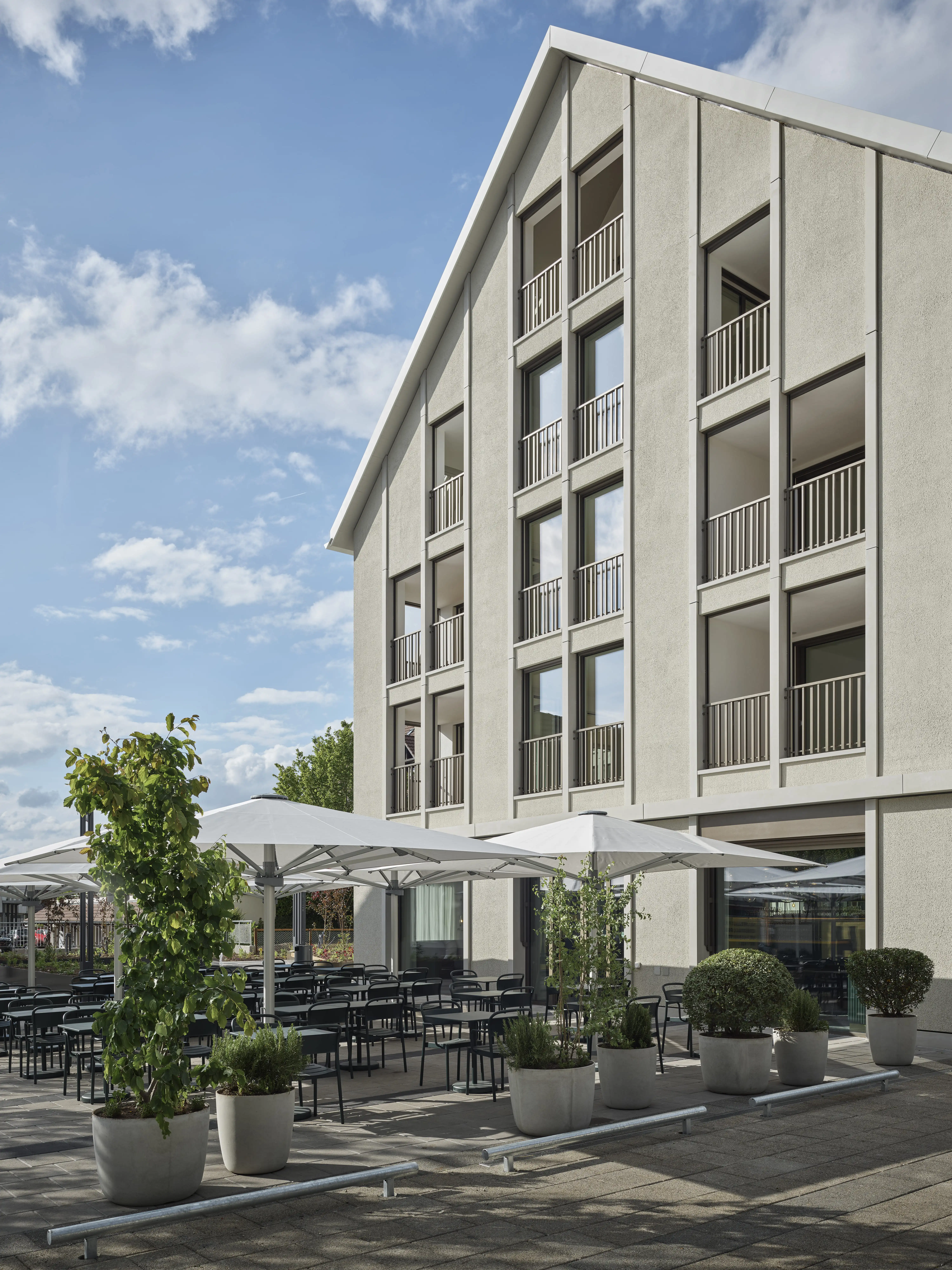 Aussenansicht des neu erbauten Restaurants Da Pepino an der Dorfstrasse in Niederhasli